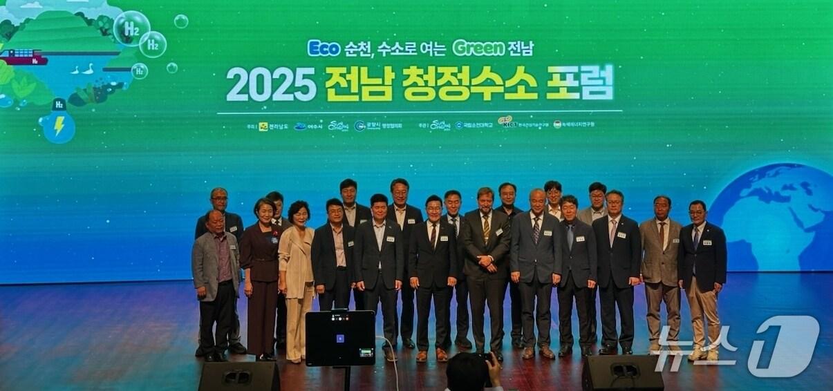 본문 이미지 - 24일 순천대학교 70주년 기념관에서 '2025 전남 청정수소 포럼'을 개최했다(순천시 제공) 