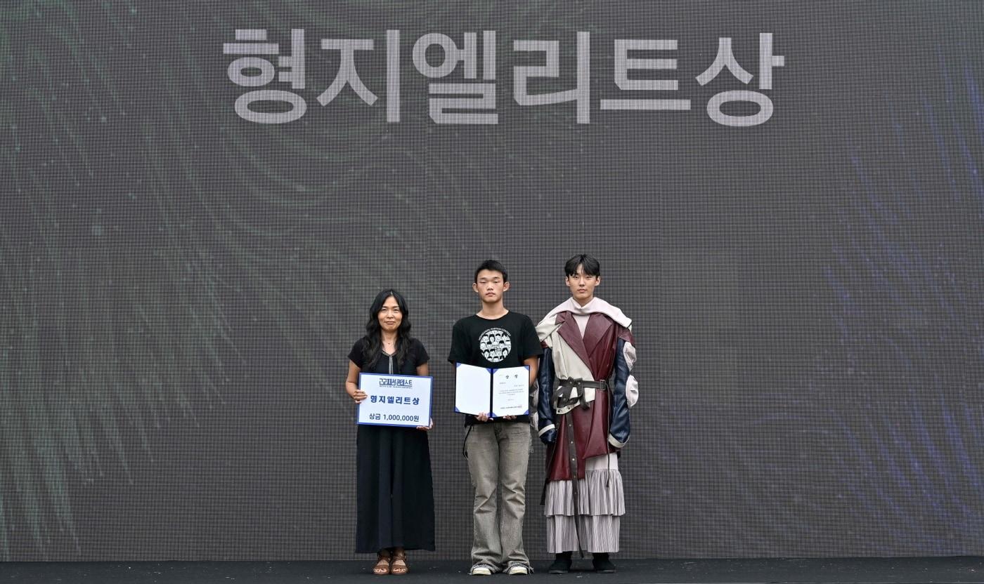 형지엘리트는 서울 성수이로 일대에서 열린 &#39;제10회 고교패션콘테스트 위드이상봉&#39;에 후원사로 참여하며 미래 K-패션을 이끌어갈 청소년 인재 발굴에 힘을 보탰다.&#40;형지엘리트제공&#41;