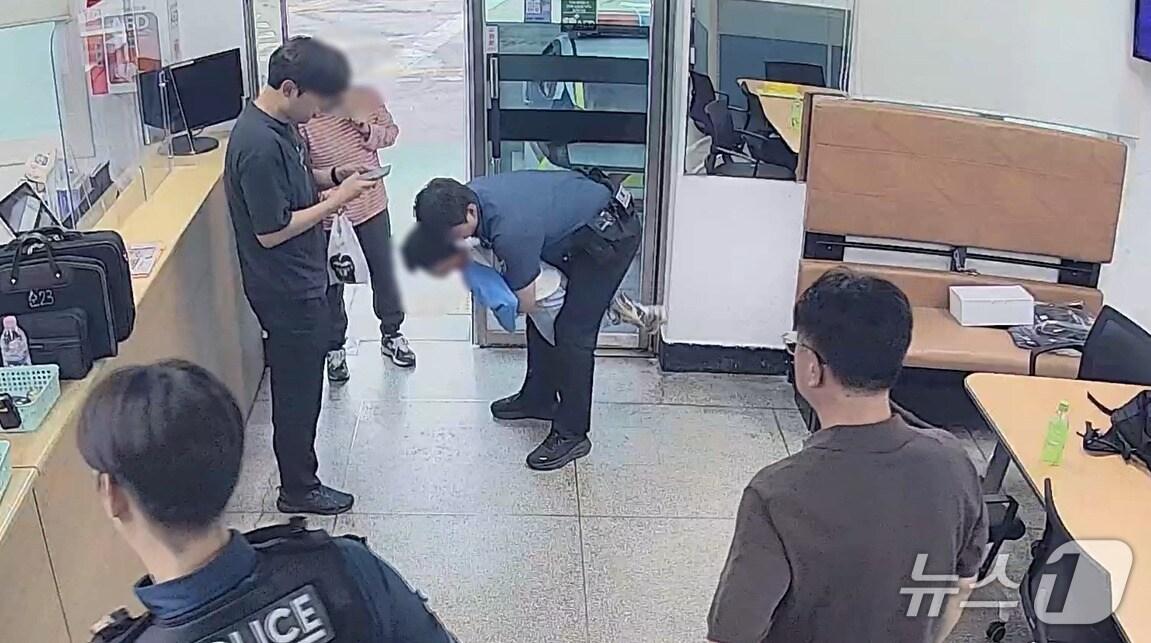 본문 이미지 - 사탕을 먹다 기도가 막혀 호흡 곤란이 온 5살 아이 안고 하임리히법 실시하는 춘천경찰서 후평지구대 소속 김성준 경장.(춘천경찰서 제공, 재판매 및 DB금지)