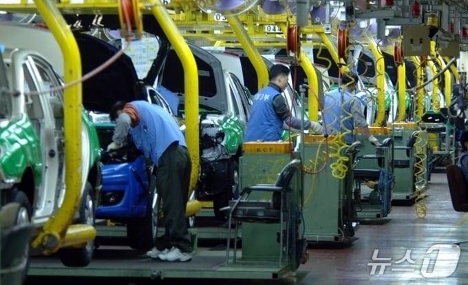 본문 이미지 -  현대자동차의 울산공장 생산 라인.&#40;현대차 제공&#41;