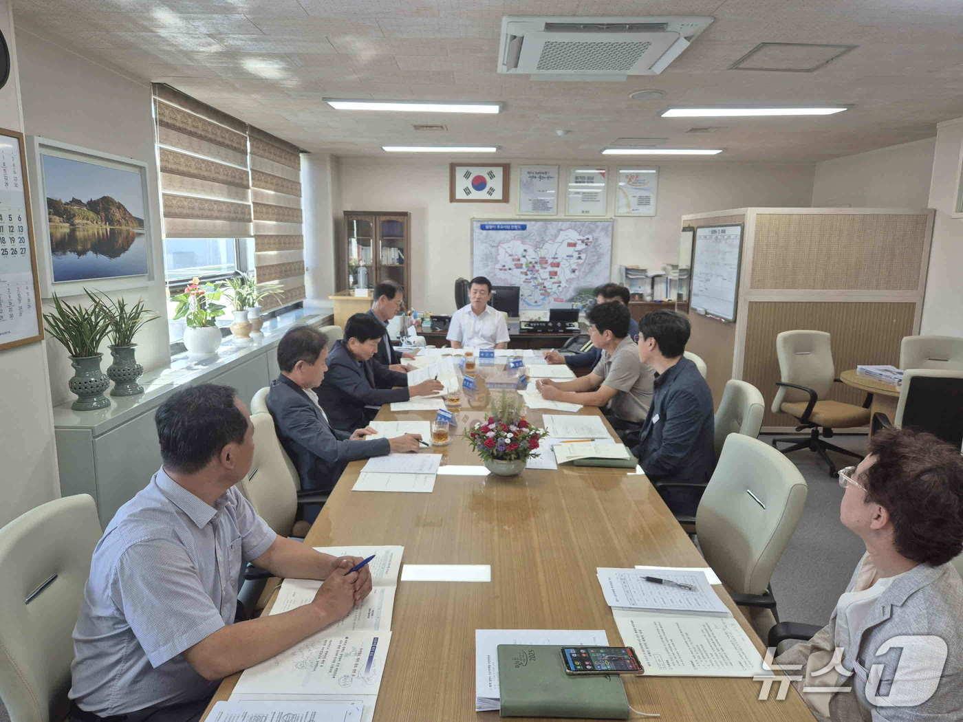 본문 이미지 - 밀양시가 24일 부시장실에서 제1회 스포츠마케팅 추진위원회 회의를 열고 있다.(밀양시 제공. 재판매 및 DB금지)