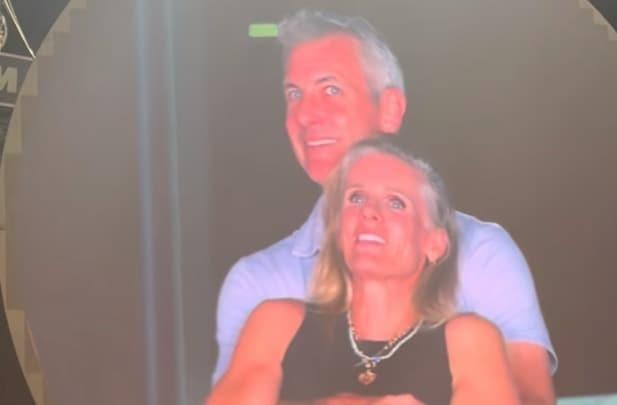 본문 이미지 - 미국 테크기업 &#39;아스트로노머&#39;의 앤디 바이런 최고경영자&#40;CEO&#41;와 인사 담당 최고책임자인 크리스틴 캐벗이 콘서트장에서 포옹하는 모습. &lt;출처=엑스&#40;X&#41;&gt;