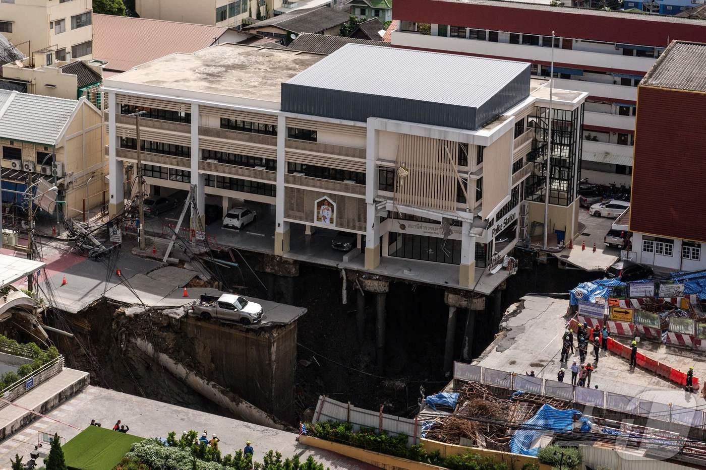 태국 방콕에서 24일&#40;현지시간&#41; 50m 깊이의 거대한 싱크홀이 발생했다. 2025.9.24. ⓒ AFP=뉴스1