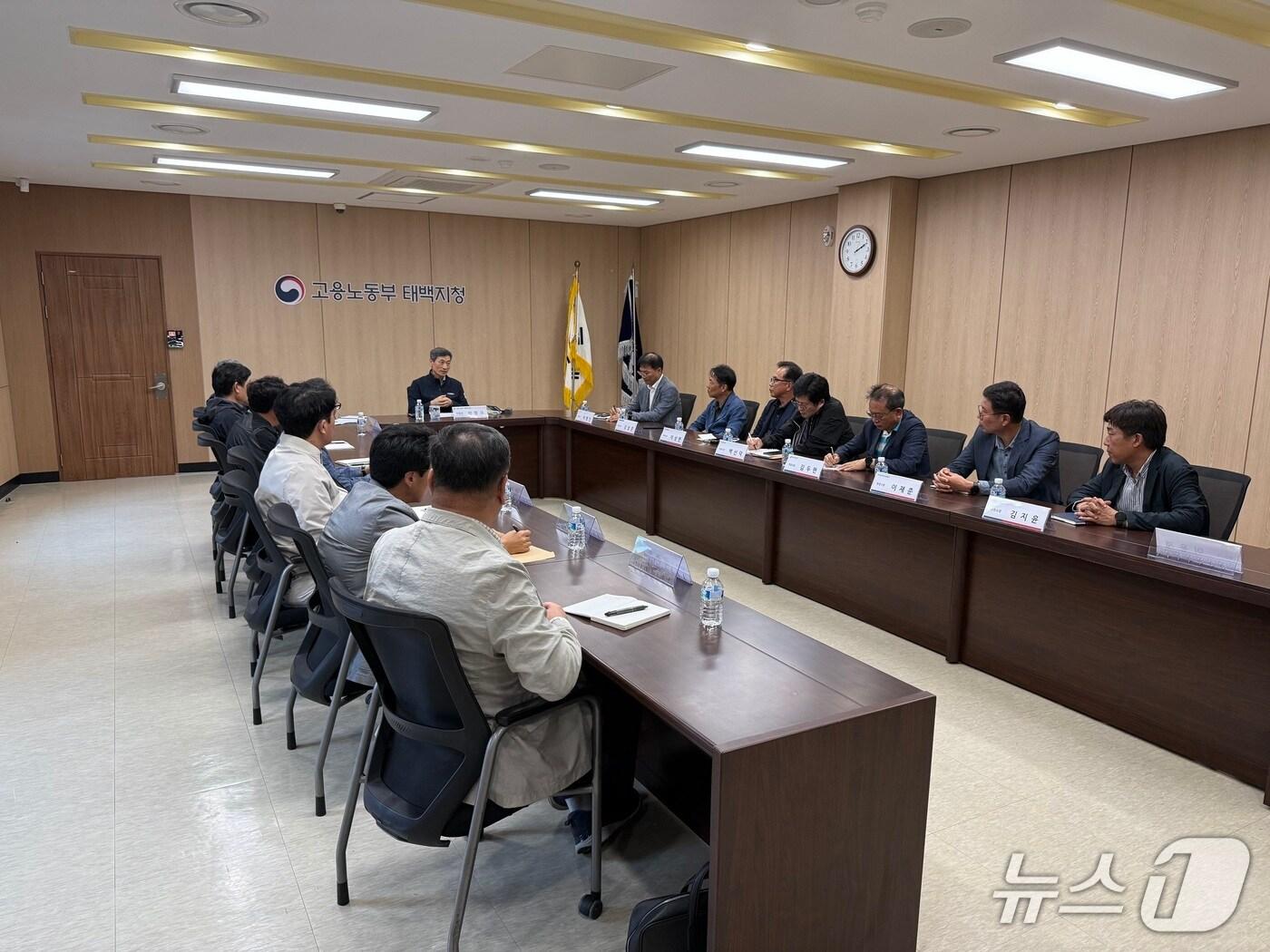 본문 이미지 - &#39;안전한 일터 프로젝트&#39; 건설업 간담회.&#40;고용노동부 태백지청 제공. 재판매 및 DB금지&#41;/뉴스1