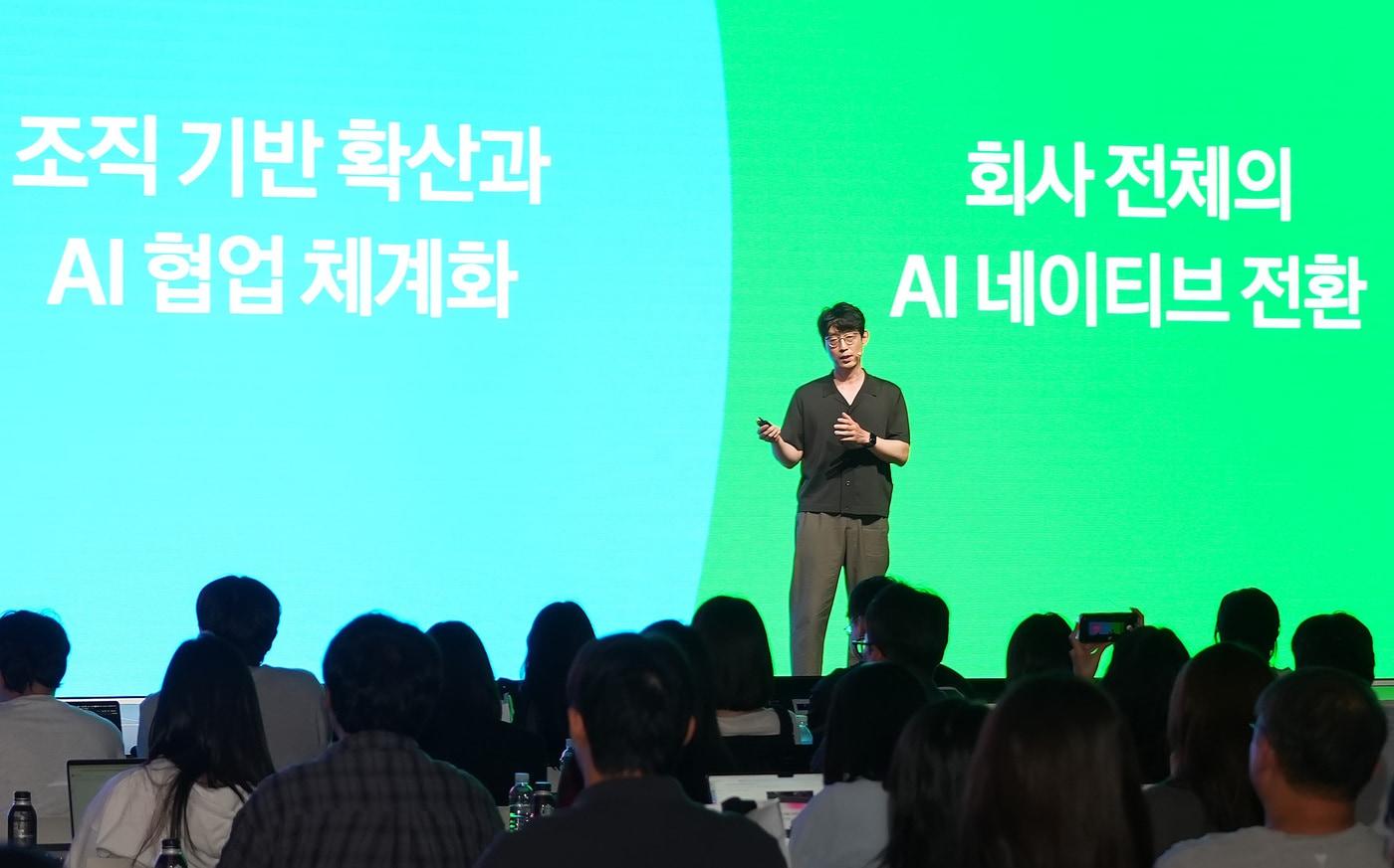 정규돈 카카오 최고기술책임자&#40;CTO&#41;가 24일 경기 용인시 카카오AI캠퍼스에서 열린 개발자 콘퍼런스 &#39;이프 카카오&#39;&#40;if&#40;kakao&#41;25&#41;에서 기조연설을 하고 있다. &#40;카카오 제공&#41;