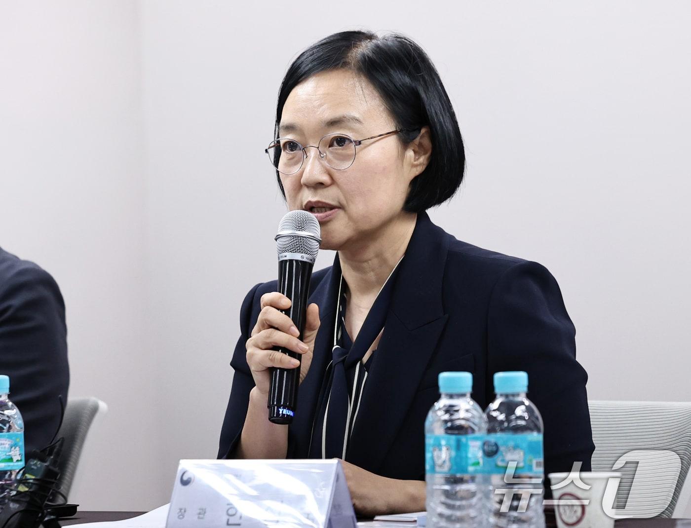 본문 이미지 - 한성숙 중소벤처기업부 장관이 24일 오후 서울 종로구 광화문빌딩에서 열린 중소기업 온라인 수출 활성화 간담회에서 모두발언을 하고 있다. 2025.9.24/뉴스1 ⓒ News1 구윤성 기자