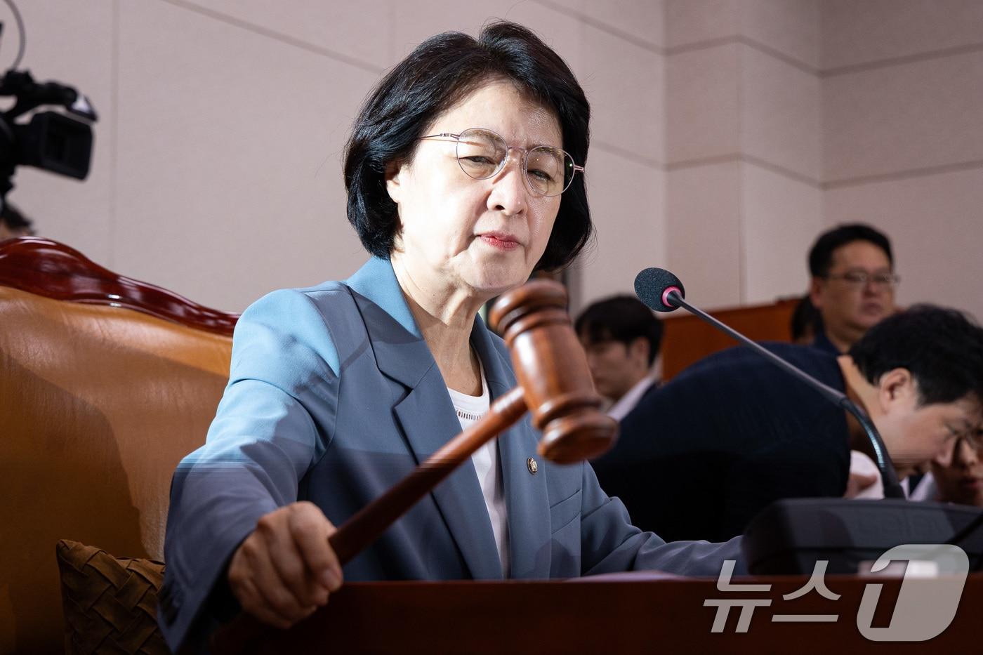 추미애 국회 법제사법위원장이 24일 서울 여의도 국회에서 열린 제429회 국회(정기회) 법제사법위원회 제6차 전체회의에서 의사봉을 두드리고 있다. 2025.9.24/뉴스1 ⓒ News1 유승관 기자