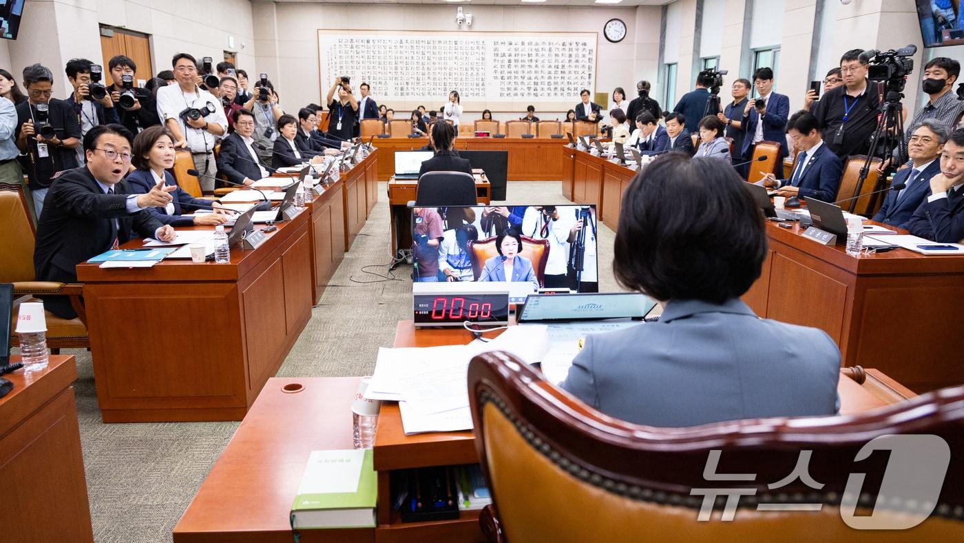 곽규택 국민의힘 의원이 24일 서울 여의도 국회에서 열린 제429회 국회(정기회) 법제사법위원회 제6차 전체회의에서 추미애 법사위원장의 의사진행에 항의하고 있다. 2025.9.24/뉴스1 ⓒ News1 유승관 기자