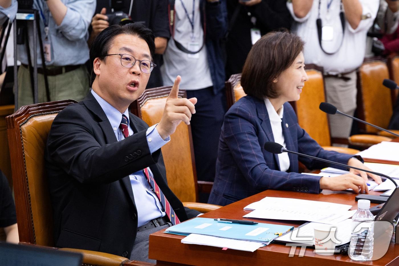 곽규택 국민의힘 의원이 24일 서울 여의도 국회에서 열린 제429회 국회(정기회) 법제사법위원회 제6차 전체회의에서 추미애 법사위원장의 의사진행에 항의하고 있다. 2025.9.24/뉴스1 ⓒ News1 유승관 기자