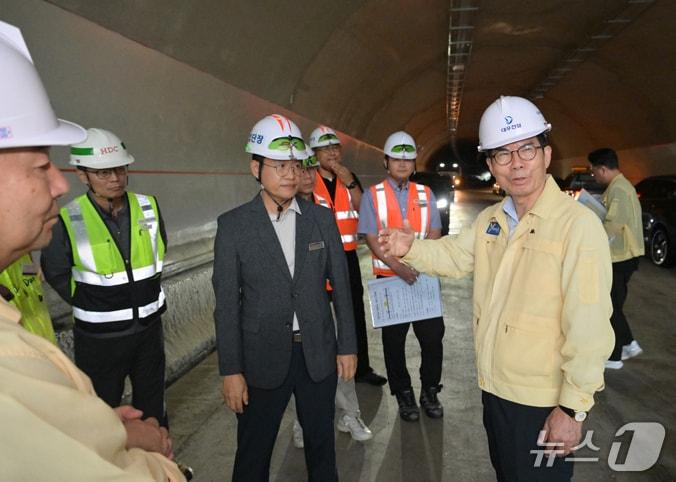본문 이미지 - 김광열 경북 영덕군수가 23일 포항~영덕 고속도로 개통을 앞두고 공사 현장을 찾아 안전점검을 하고 있다. &#40;영덕군제공, 재판매 및 DB금지&#41; 2025.9.24/뉴스1 
