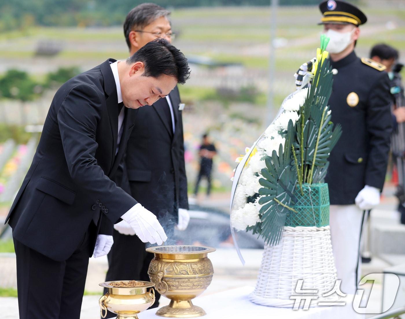 본문 이미지 - 장동혁 국민의힘 당대표가 24일 대전 유성구 국립대전현충원 제2연평해전 묘역에서 참배하고 있다 2025.9.24/뉴스1 ⓒ News1 김기태 기자