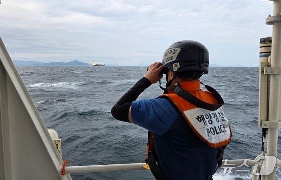 본문 이미지 - 지난 18일 오후 3시 22분쯤 부산 가덕도 동두말 남방 약 11㎞ 해상에서 300톤급 어획물 운반선에 승선한 선원이 추락해 해경이 수색하고 있다.(창원해경 제공. 재판매 및 DB금지)