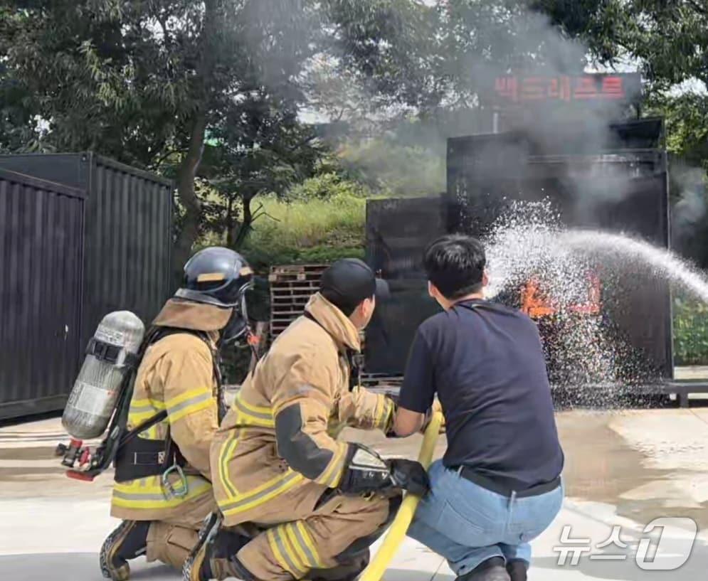 본문 이미지 - 24일 전북 장수군 장계면에 위치한 &#39;전북 표준 실화재 훈련시설&#39;에서 기자가 훈련 체험에 나서고 있다. 2025.9.24/뉴스1 신준수 기자