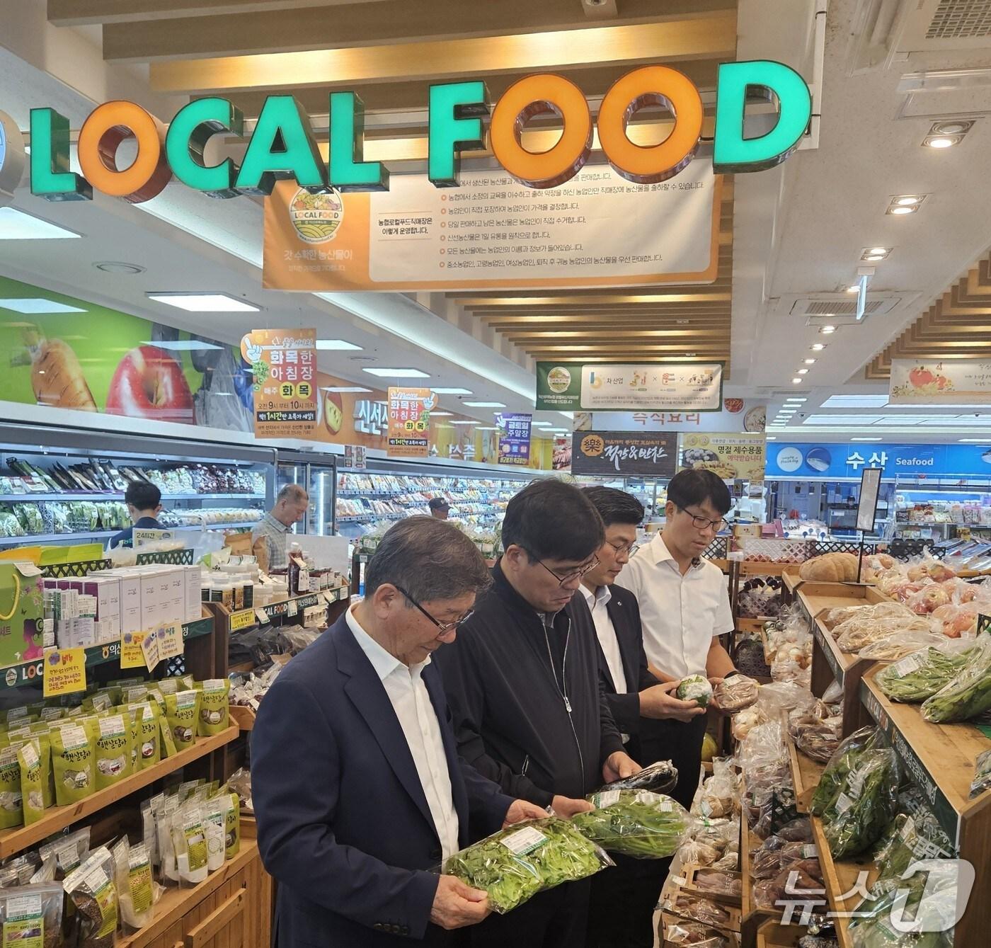 본문 이미지 - 전북농협이 추석 명절을 앞두고 농산물 수급 안정과 식품안전 강화를 위해 익산원예농협 산지유통센터와 하나로마트를 방문해 현장 안전점검을 실시하고 있다.(전북농협 제공. 재판매 및 DB 금지)