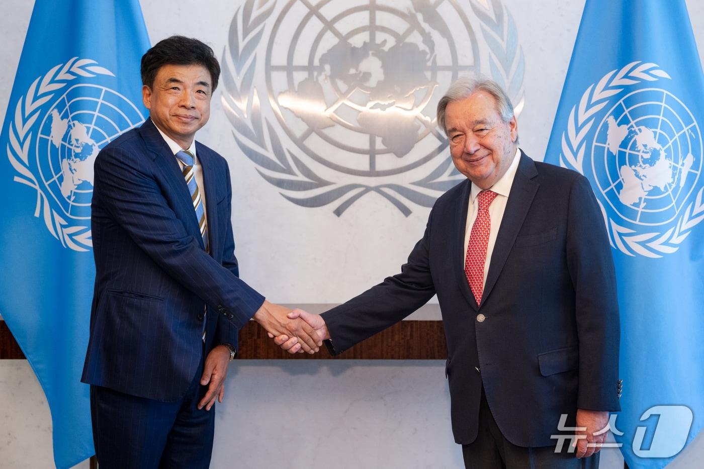차지훈 신임 주유엔대사가 19일&#40;현지시간&#41; 안토니오 구테흐스 유엔 사무총장에게 신임장을 제정하고 기념촬영을 하고 있다.&#40;주유엔 대한민국대표부 제공&#41;