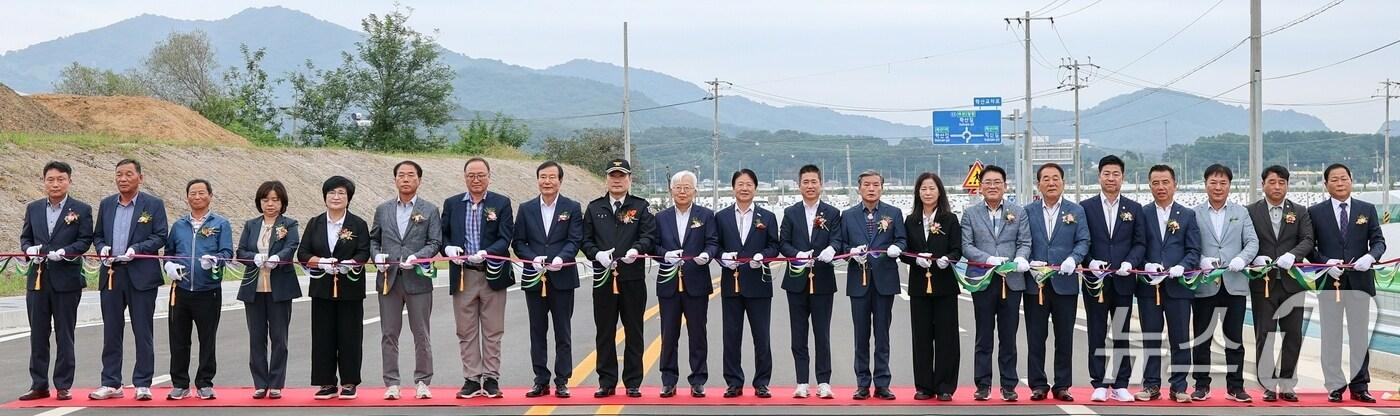 24일 열린 성주2일반산업단지와 국도 33호선을 연결하는 도로 개통식에서 이병환 성주군수가 내빈들과 테이프 컷팅을 하고 있다.&#40;성주군 제공. 재판매 및 DB금지&#41;/뉴스1