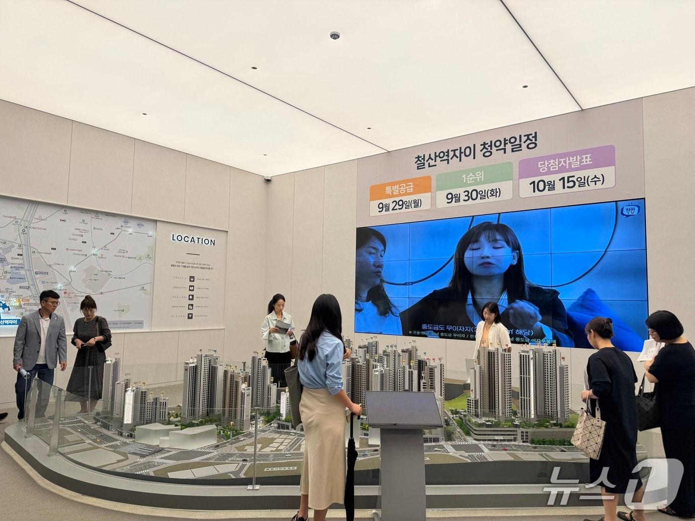 본문 이미지 - 24일  광명 철산동 &#39;철산역 자이&#39; 견본주택에서 방문객들이 모형도를 확인하는 모습. /뉴스1 ⓒ News1 윤주현 기자