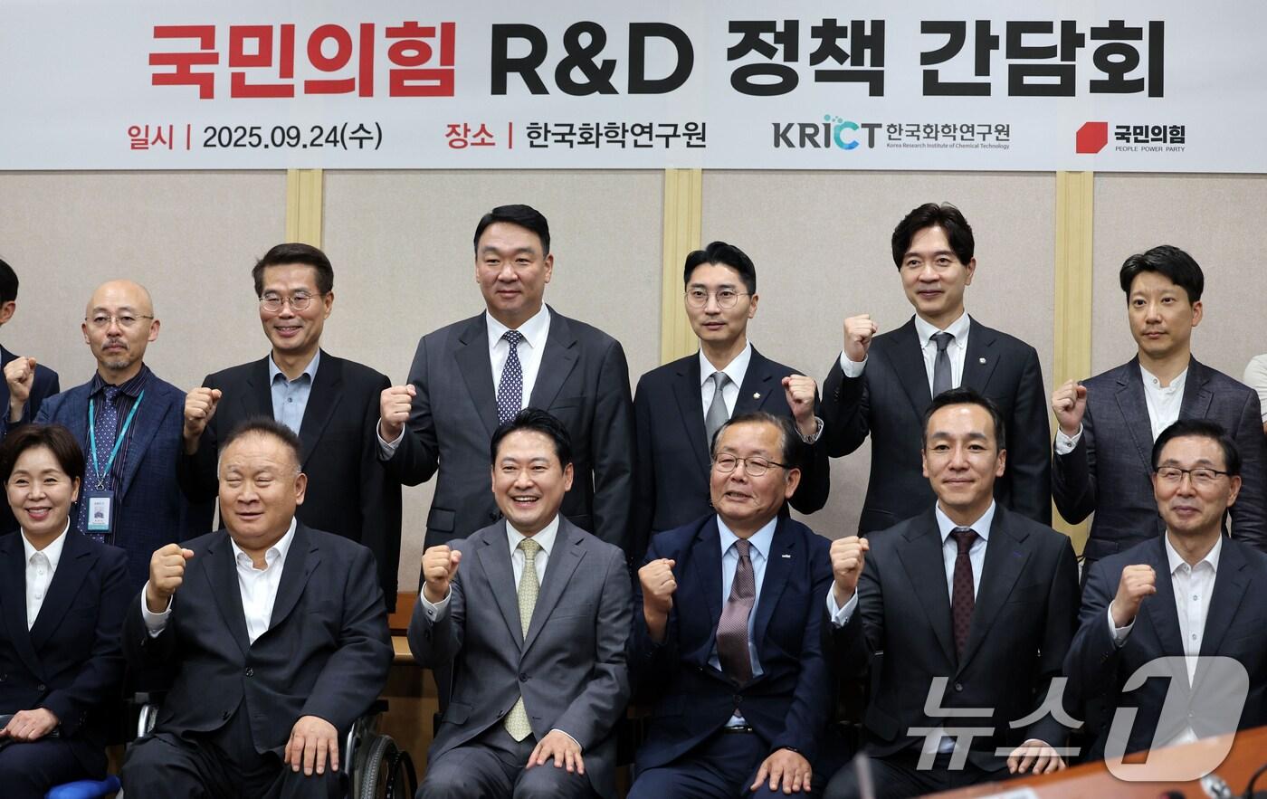 장동혁 국민의힘 대표가 24일 대전 한국화학연구원에서 열린 R&D 정책 간담회에서 참석자들과 기념촬영하고 있다. 2025.9.24/뉴스1 ⓒ News1 김기태 기자