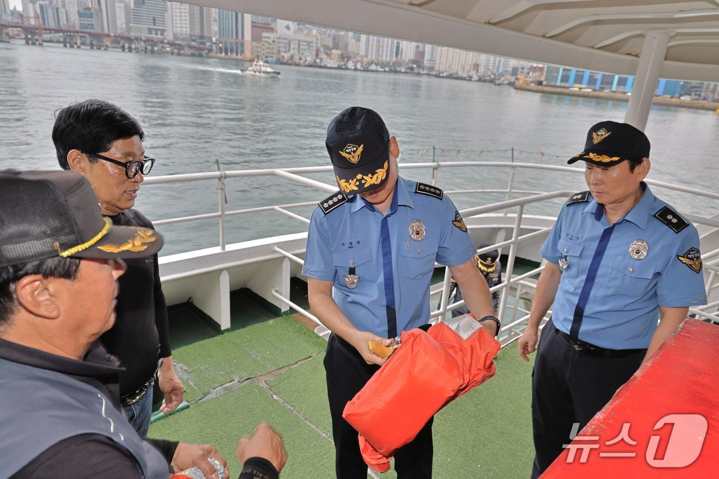 부산해경이 추석연휴 대비 유람선 안전관리 현장 점검을 실시하고 있다.(부산해경 제공. 재판매 및 DB금지)