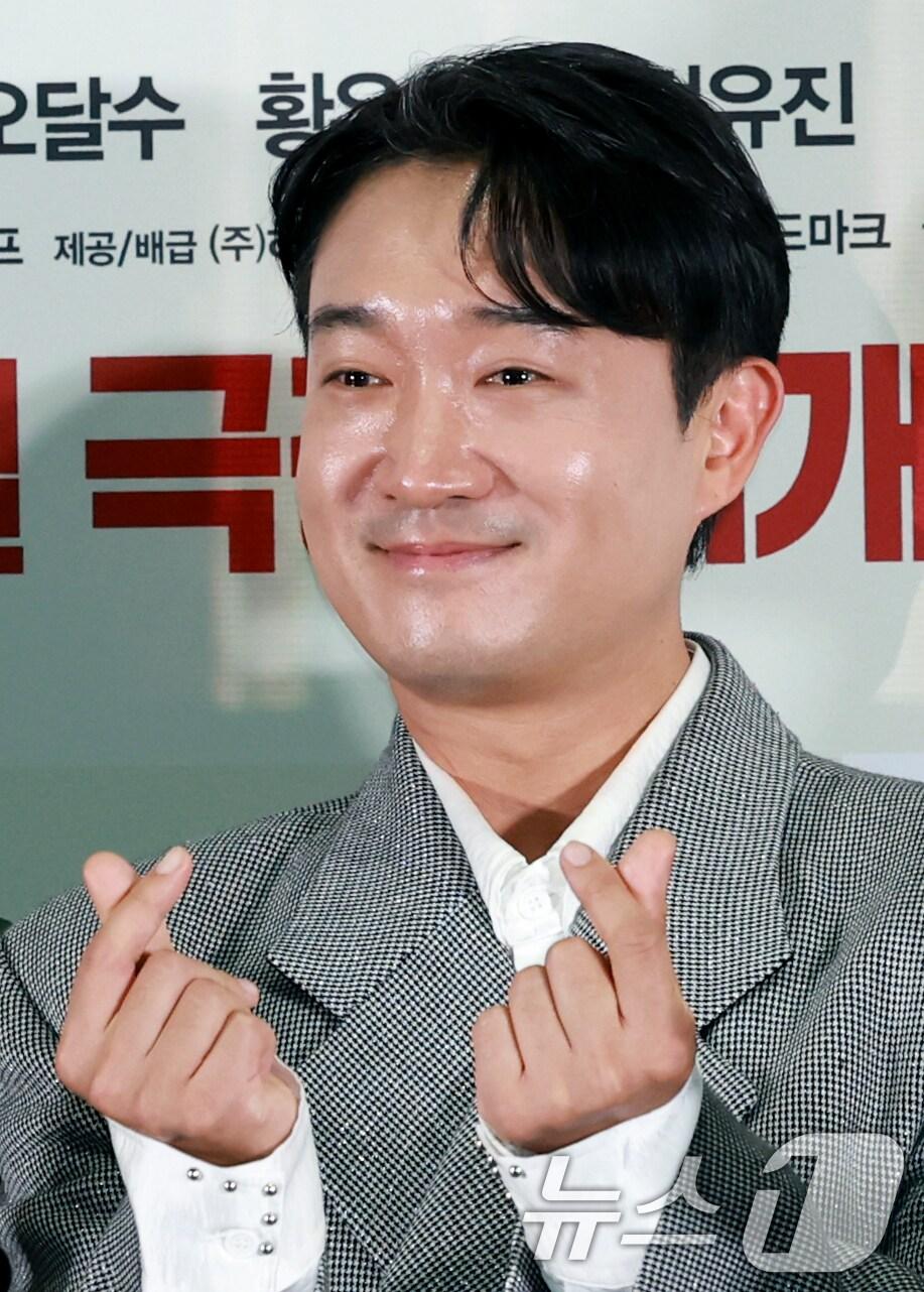 본문 이미지 - 배우 조우진이 24일 서울 송파구 롯데시네마 월드타워점에서 열린 영화 '보스' 언론배급시사회에 참석해 포즈를 취하고 있다. '보스'는 조직의 미래가 걸린 차기 보스 선출을 앞두고 각자의 꿈을 위해 서로에게 보스 자리를 치열하게 '양보'하는 조직원들의 필사적인 대결을 그린 코믹 액션 영화다. 2025.9.24/뉴스1 ⓒ News1 권현진 기자