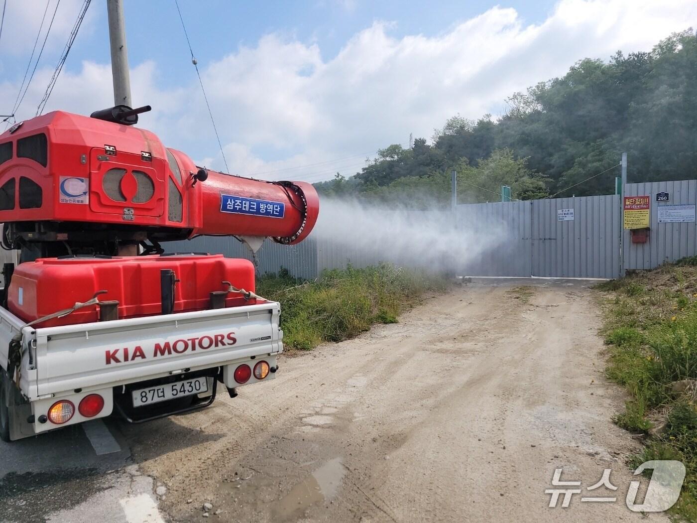 본문 이미지 -  경기 여주시 양돈농가 방역 모습(여주시 제공. 재판매 및 DB 금지)/뉴스1