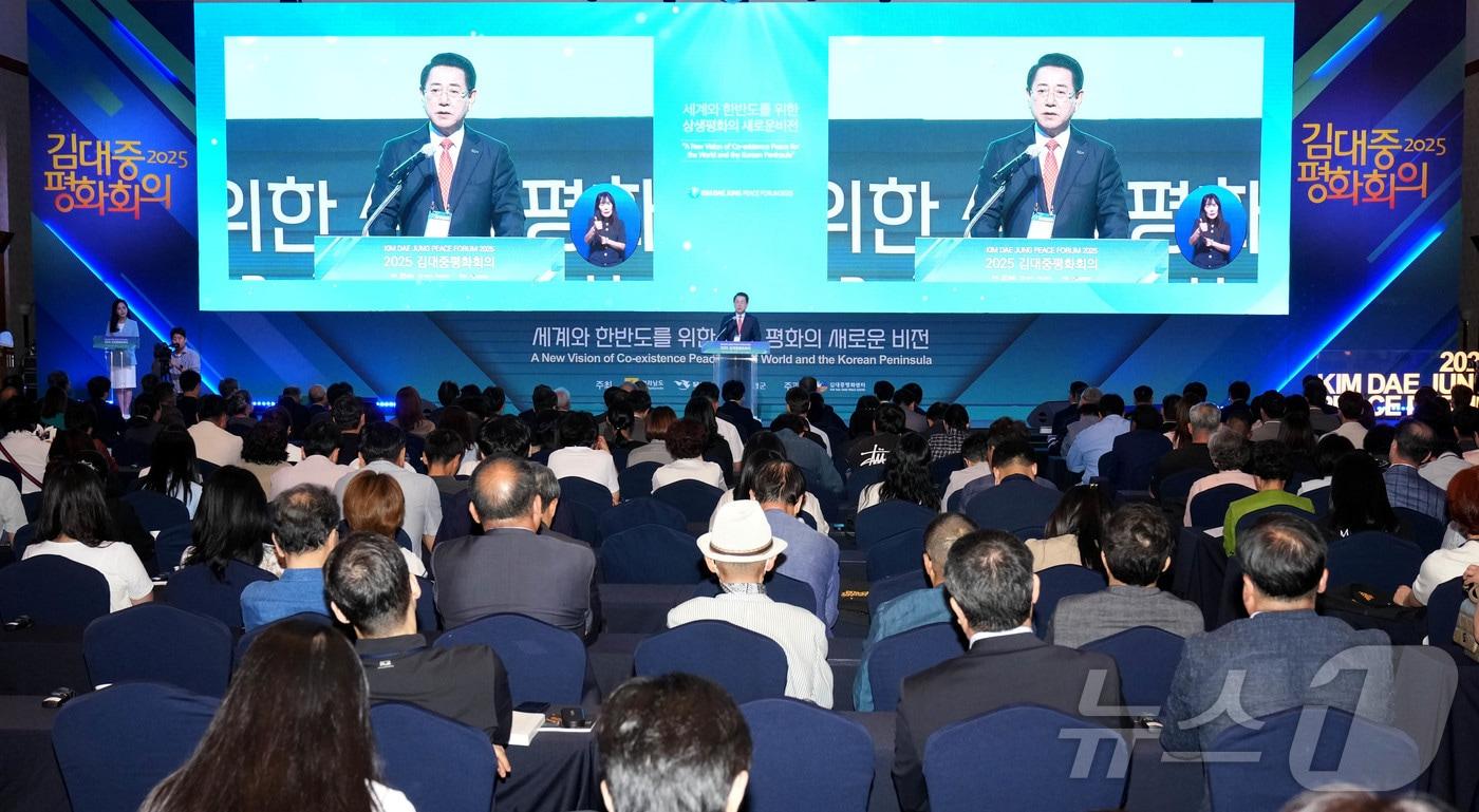 김영록 전라남도지사가 24일 영암 호텔현대 바이라한목포에서 ‘세계와 한반도를 위한 상생평화의 새로운 비전’을 주제로 열린 ‘2025 김대중 평화회의 개막식’에 참석해 환영사를 하고 있다.&#40;전남도 제공. 재판매 및 DB금지&#41; 2025.9.24/뉴스1