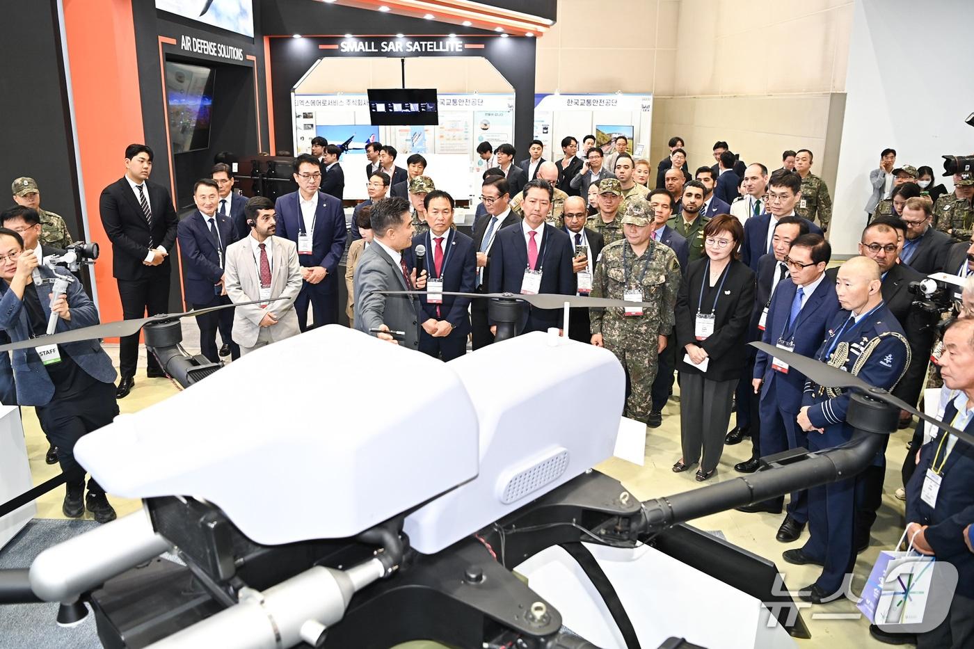 김장호 구미시장이 24일 개막된 &#39;2025 항공 방위 물류박람회&#40;GADLEX&#41;&#39; 행사장을 둘러보고 있다.&#40;구미시 제공. 재판매 및 DB금지&#41;/뉴스1