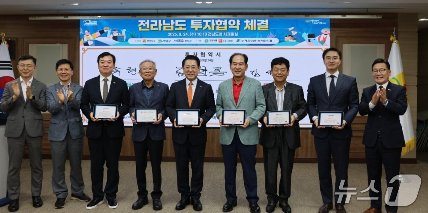 투자 협약에 참석한 김영록 전남지사&#40;왼쪽에서 다섯번 째&#41;와 김희수 진도군수&#40;왼쪽에서 네번째&#41;  등 관계자들이 기념사진을 찍고 있다.&#40;진도군 제공, 재판매 및 DB금지&#41;/뉴스