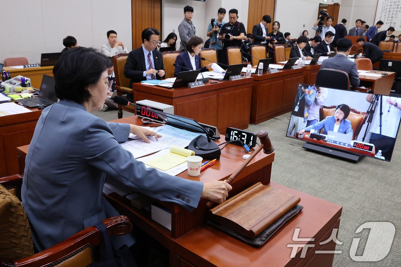 추미애 국회 법제사법위원장이 24일 서울 여의도 국회에서 열린 법제사법위원회 전체회의에서 정부조직법 개정안을 상정하고 있다. 2025.9.24/뉴스1 ⓒ News1 신웅수 기자