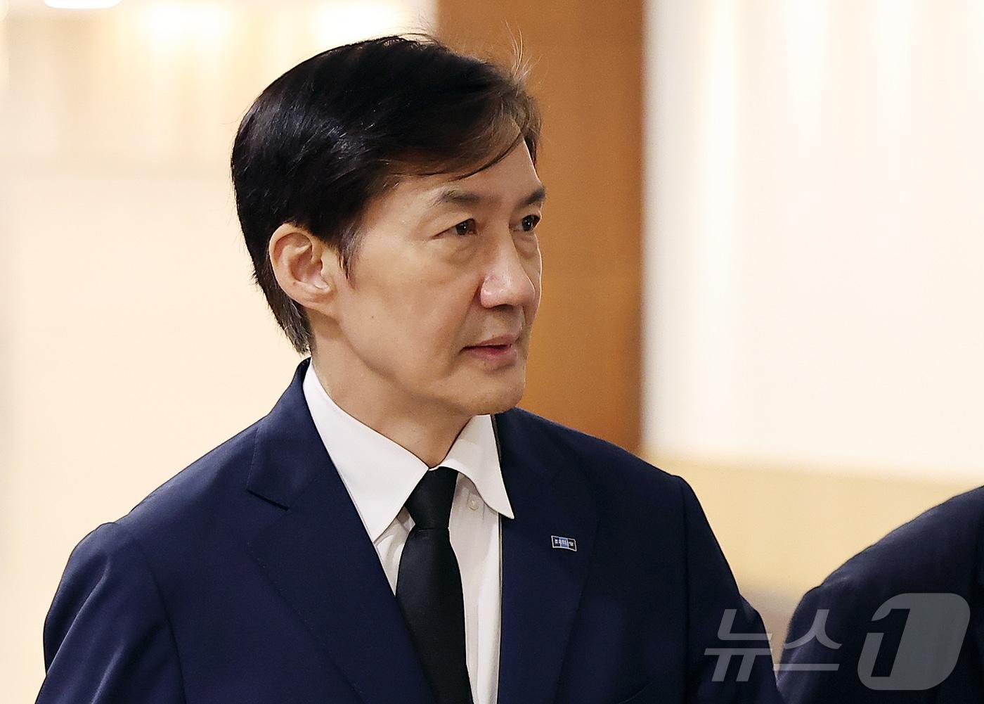 본문 이미지 - 조국 조국혁신당 비상대책위원장이 지난 24일 서울 서대문구 연세대 신촌세브란스병원 장례식장에 마련된 김홍업 김대중평화센터 이사장의 빈소로 향하고 있다. 2024.4.18/뉴스1 ⓒ News1 김진환 기자