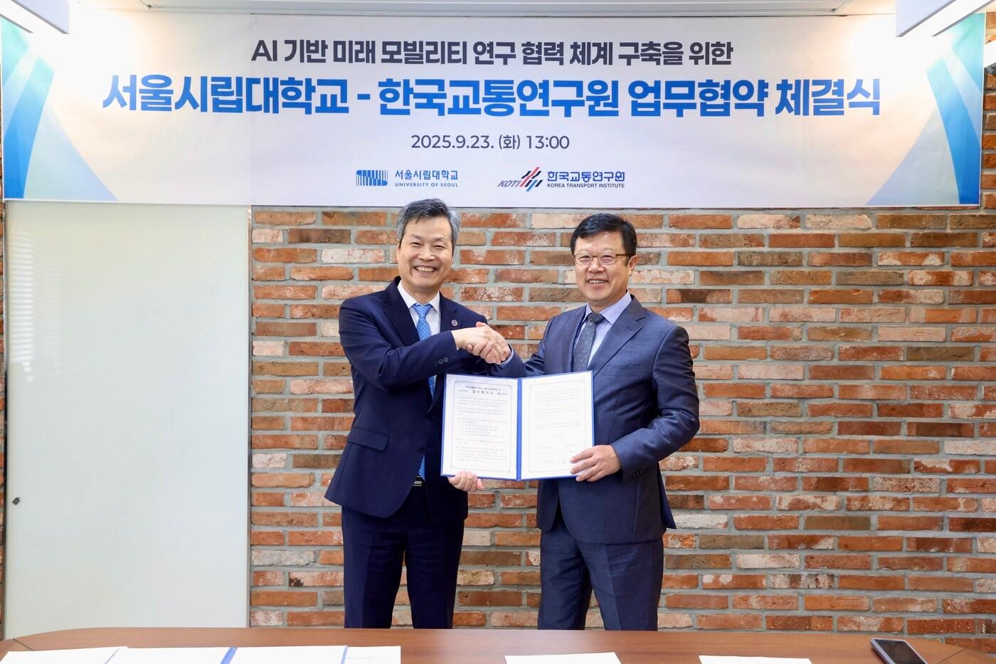 원용걸 서울시립대학교 총장(왼쪽)과 김영찬 한국교통연구원 원장이 업무협약 후 기념촬영을 하고 있다.(한국교통연구원 제공)뉴스1ⓒ news1