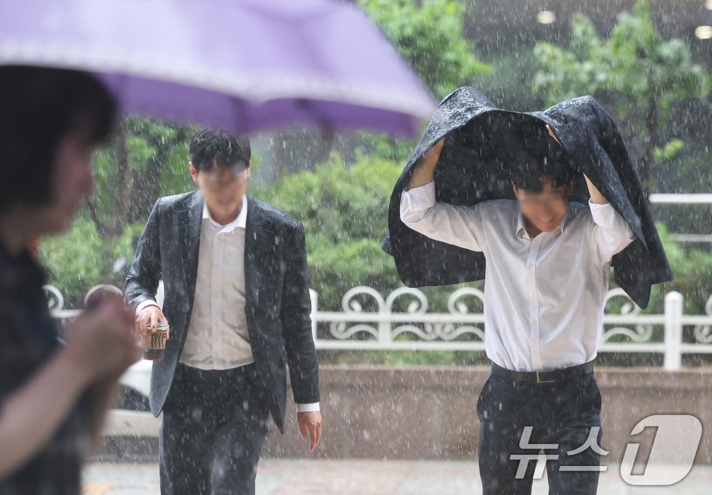 비가 내리는 24일 한 거리에서 시민들이 비를 피하기 위해 발걸음을 옮기고 있다. 2025.9.24/뉴스1 ⓒ News1 이호윤 기자