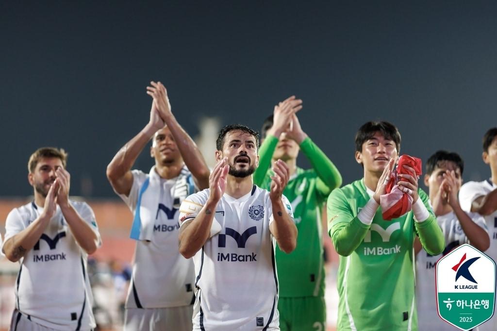 본문 이미지 -  대구의 왕 세징야&#40;가운데&#41;&#40;한국프로축구연맹 제공&#41;