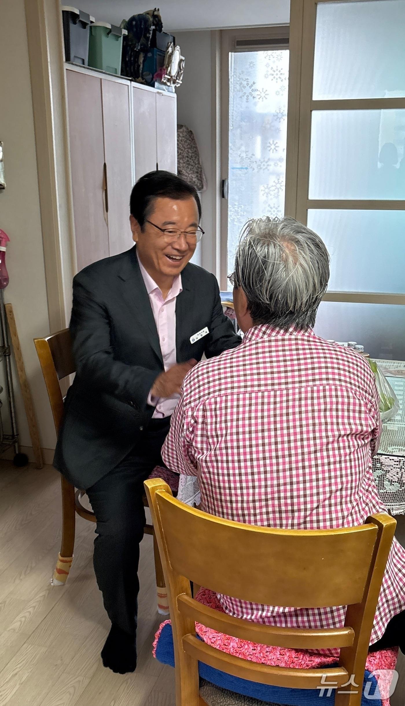 본문 이미지 - 이현재 경기 하남시장이 취약계층 가구에 방문해 안부를 확인하고 있다.&#40;하남시 제공. 재판매 및 DB 금지&#41;/뉴스1 