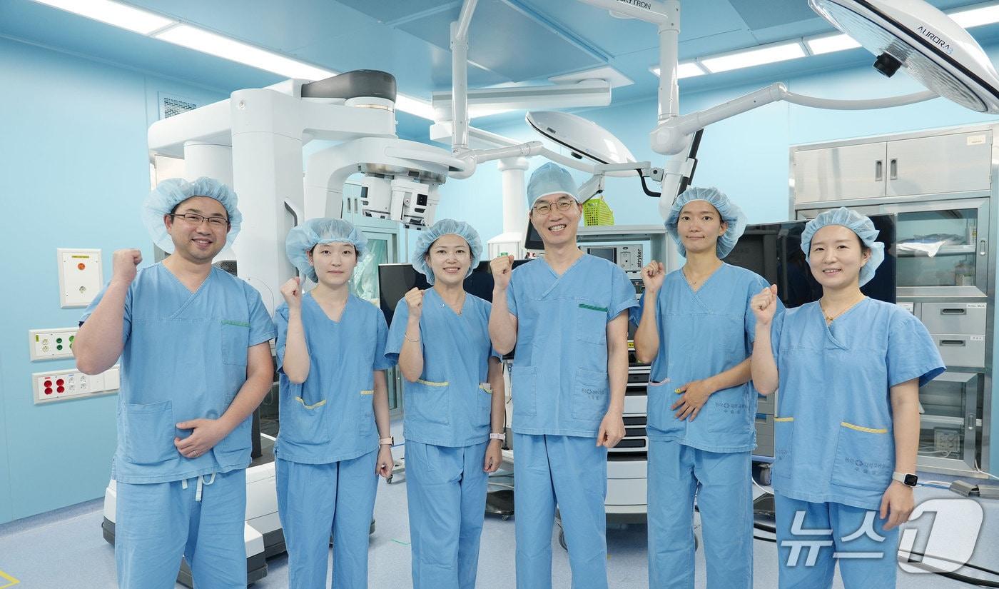 동아대병원 산부인과 의료진들이 로봇수술 500례를 달성한 뒤 기념사진을 찍고 있다.(동아대병원 제공. 재판매 및 DB 금지)