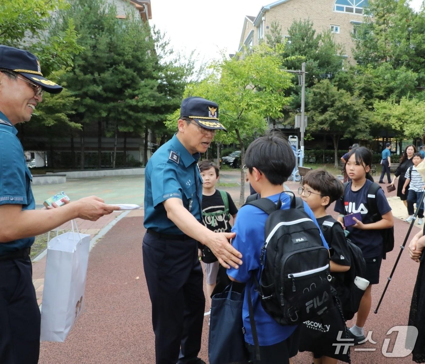 본문 이미지 - 24일 김철문 청장이 전주 문학초등학교를 찾아 등하굣길 안전 점검에 나섰다.(전북경찰 제공. 재판매 및 DB 금지)