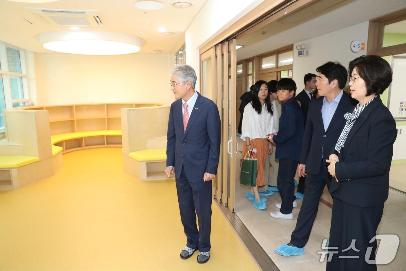 박종훈 경남교육감이 24일 경남 25번째 그린 스마트 미래 학교로 개관한 창원 대원초등학교를 찾아 현장을 둘러보고 있다.(경남교육청 제공. 재판매 및 DB금지)