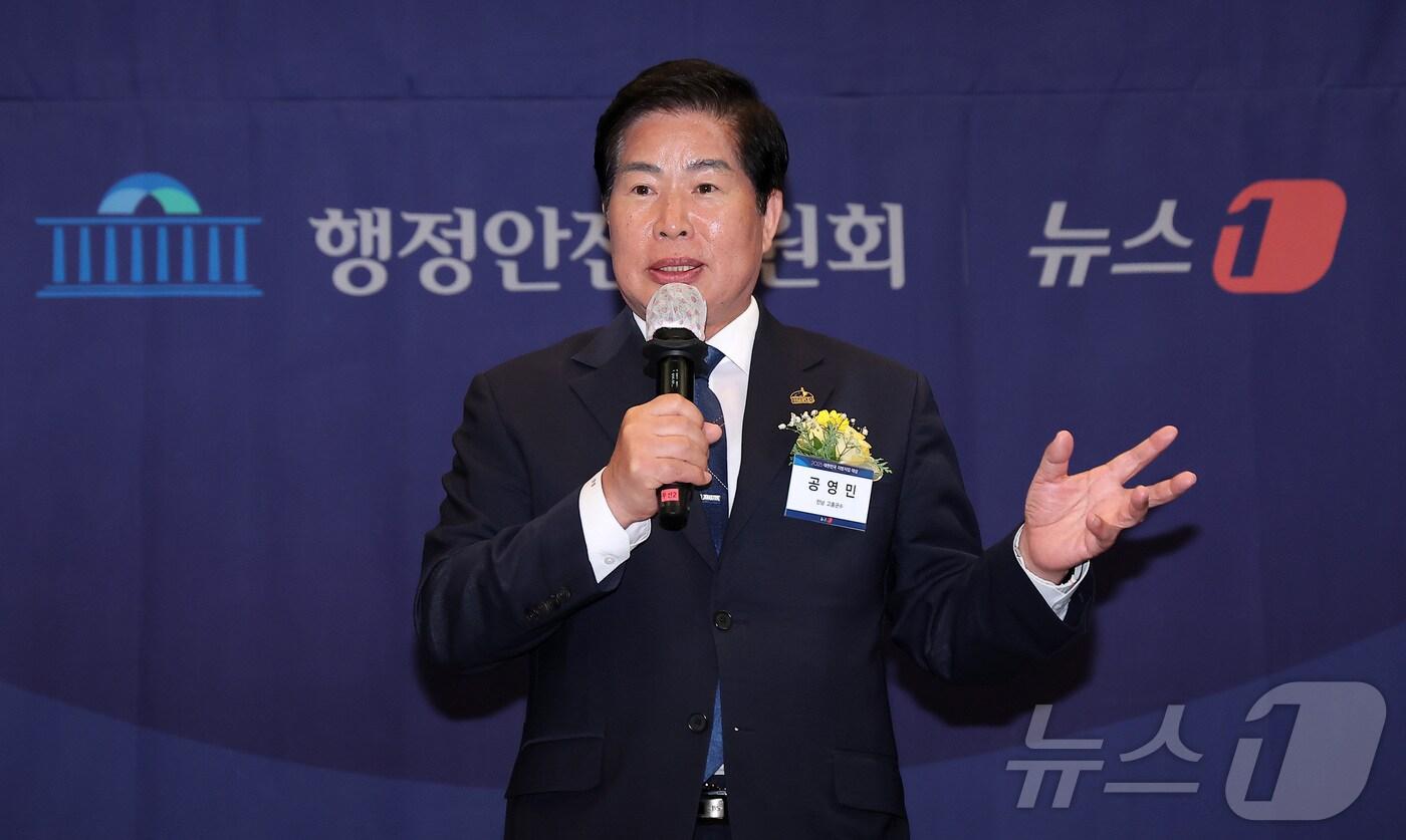 공영민 고흥군수가 24일 서울 중구 프레스센터에서 열린 &#39;2025 대한민국 지방지킴 대상&#39; 시상식에서 인프라개선 대상을 수상한 후 소감을 말하고 있다. 2025.9.24/뉴스1 ⓒ News1 김성진 기자