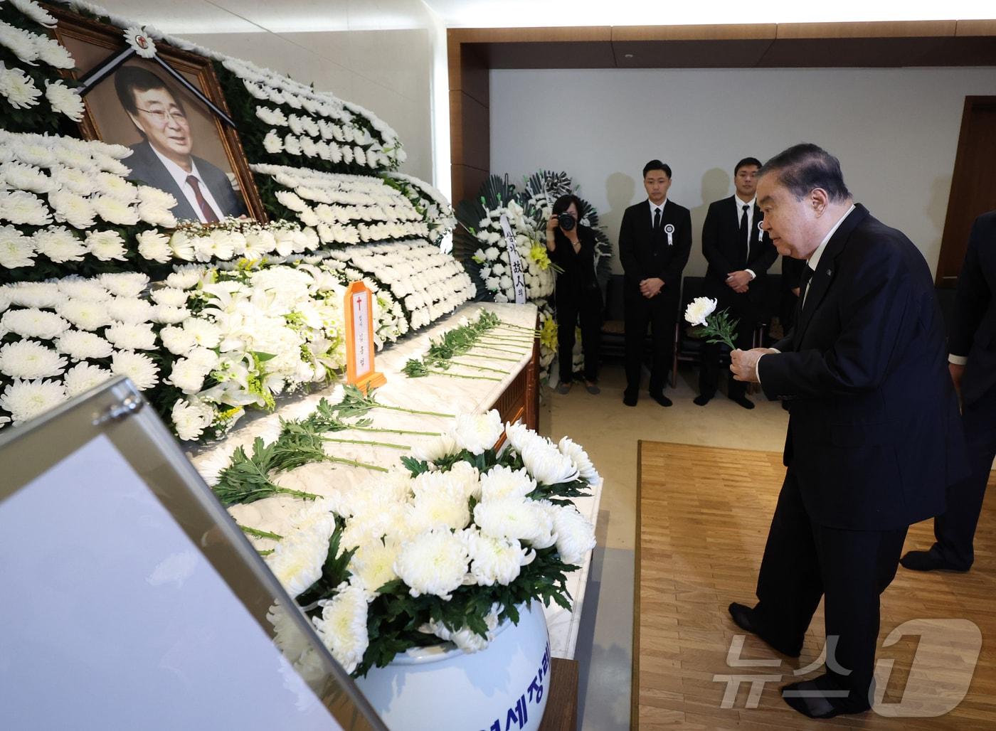 본문 이미지 - 문희상 전 국회의장이 24일 서울 서대문구 연세대 신촌세브란스병원 장례식장에 마련된 김홍업 김대중평화센터 이사장의 빈소를 찾아 조문하고 있다. (공동취재) 2025.9.24/뉴스1 ⓒ News1 김진환 기자