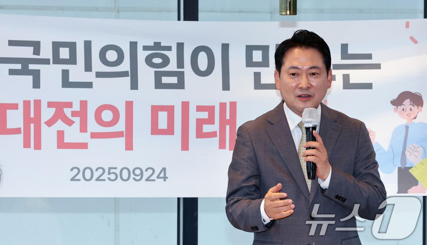 장동혁 국민의힘 대표가 24일 대전 유성구 한 카페에서 열린 대전 청년과 간담회에서 발언하고 있다. 2025.9.24/뉴스1 ⓒ News1 김기태 기자