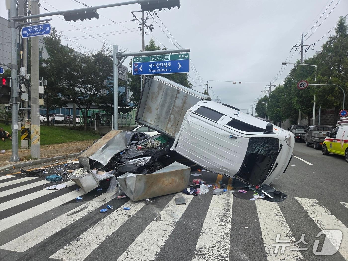본문 이미지 - 24일 오전 11시51분쯤 대구 달성군 구지면의 한 교차로에서 1톤 포터 트럭이 4.5톤 화물트럭 들이받혀 전복됐다.(대구소방안전본부 제공. 재판매 및 DB금지)