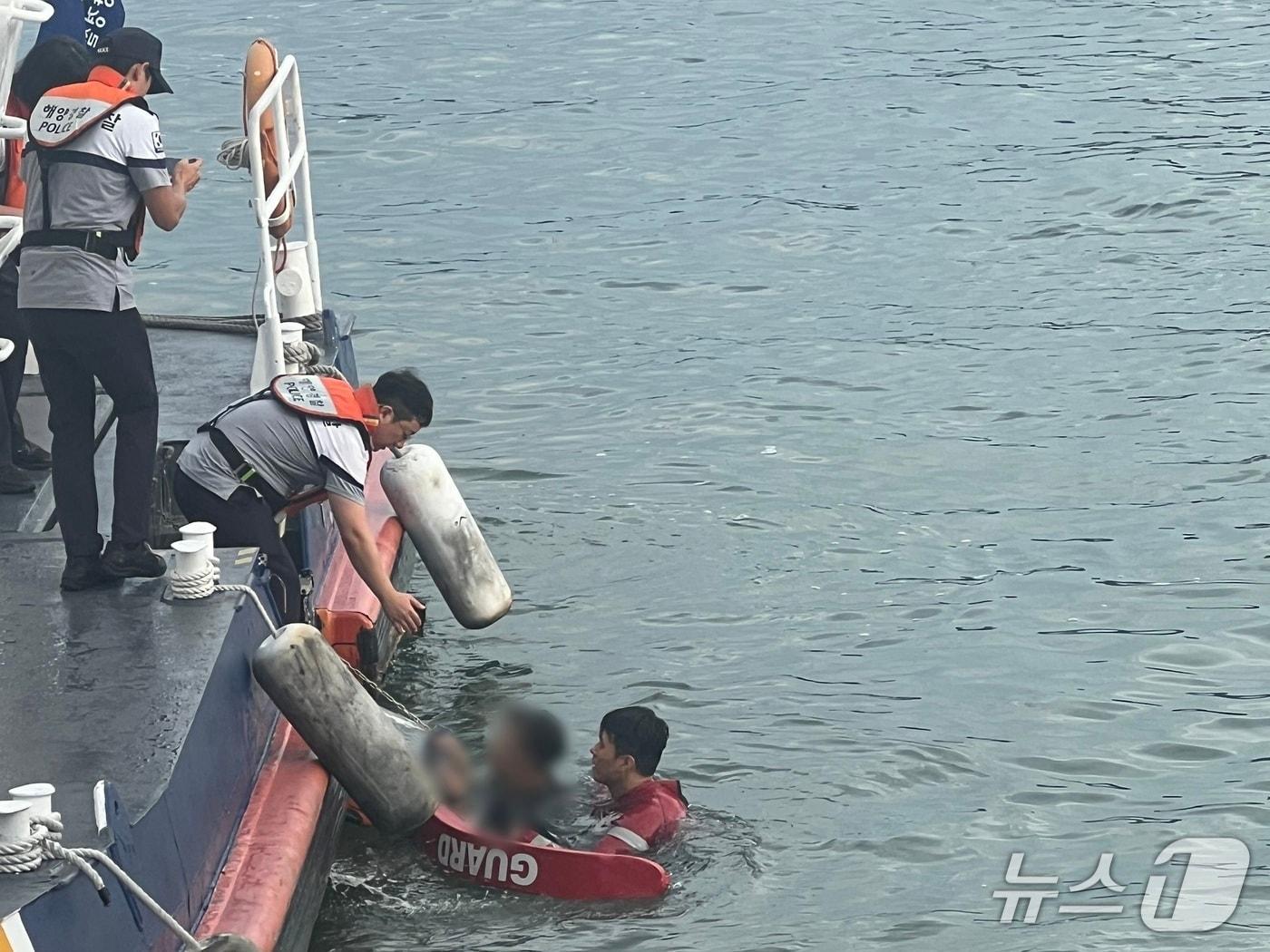 본문 이미지 - 여수해경이 24일 오후 여수 국동항에서 물에 빠진 시민을 구조하고 있다.(여수해경 제공. 재판매 및 DB 금지)