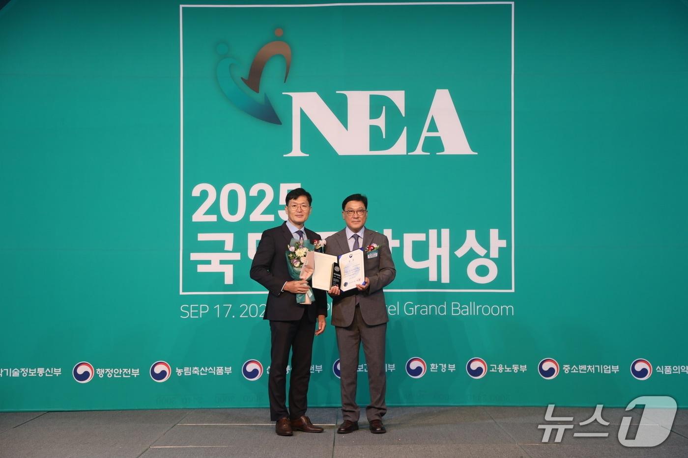 부산경진원에 &#39;국민 공감 대상&#39; 시상이 이뤄지고 있다.&#40;경진원 제공. 재판매 및 DB 금지&#41;