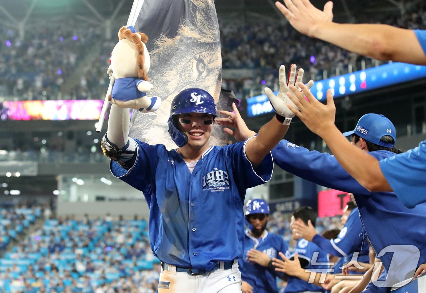 24일 오후 대구 수성구 삼성라이온즈파크에서 열린 프로야구 '2025 신한 SOL뱅크 KBO 리그' 롯데 자이언츠와 삼성 라이온즈의 경기, 4회말 삼성 공격 1사 2루 상황에서 5번타자 김영웅이 우월 2점 홈런을 친 뒤 동료들의 축하를 받고 있다. 2025.9.24/뉴스1 ⓒ News1 공정식 기자