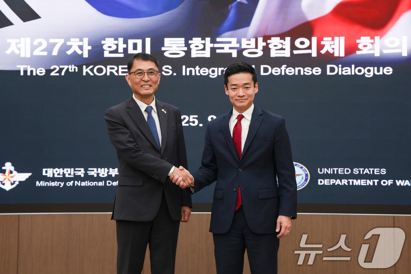 윤봉희 국방정책실장 대리와 존 노 미 국방부 동아시아부차관보가 24일 서울에서 열린 제27차 한미 통합국방협의체 회의에서 악수를 하고 있다. &#40;국방부 제공.재판매 및 DB 금지&#41; 2025.9.24/뉴스1 ⓒ News1 김명섭 기자
