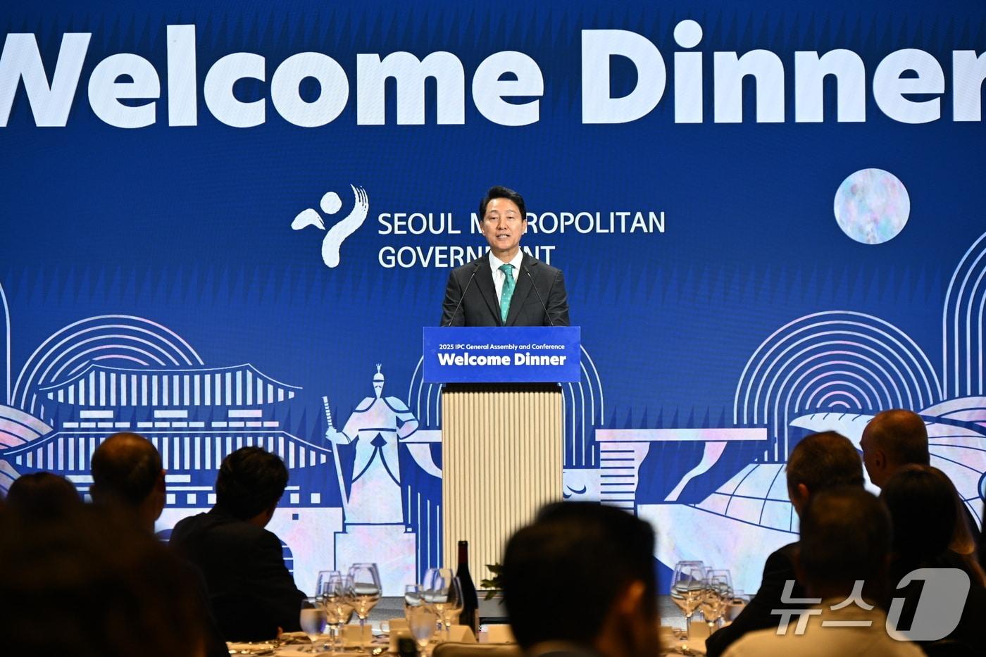 오세훈 시장이 24일 오후 강남구 웨스틴 서울 파르나스 하모니볼룸에서 열린 '2025 서울 IPC 정기총회' 환영 행사에 참석해 환영사하고 있다.(서울시 제공)
