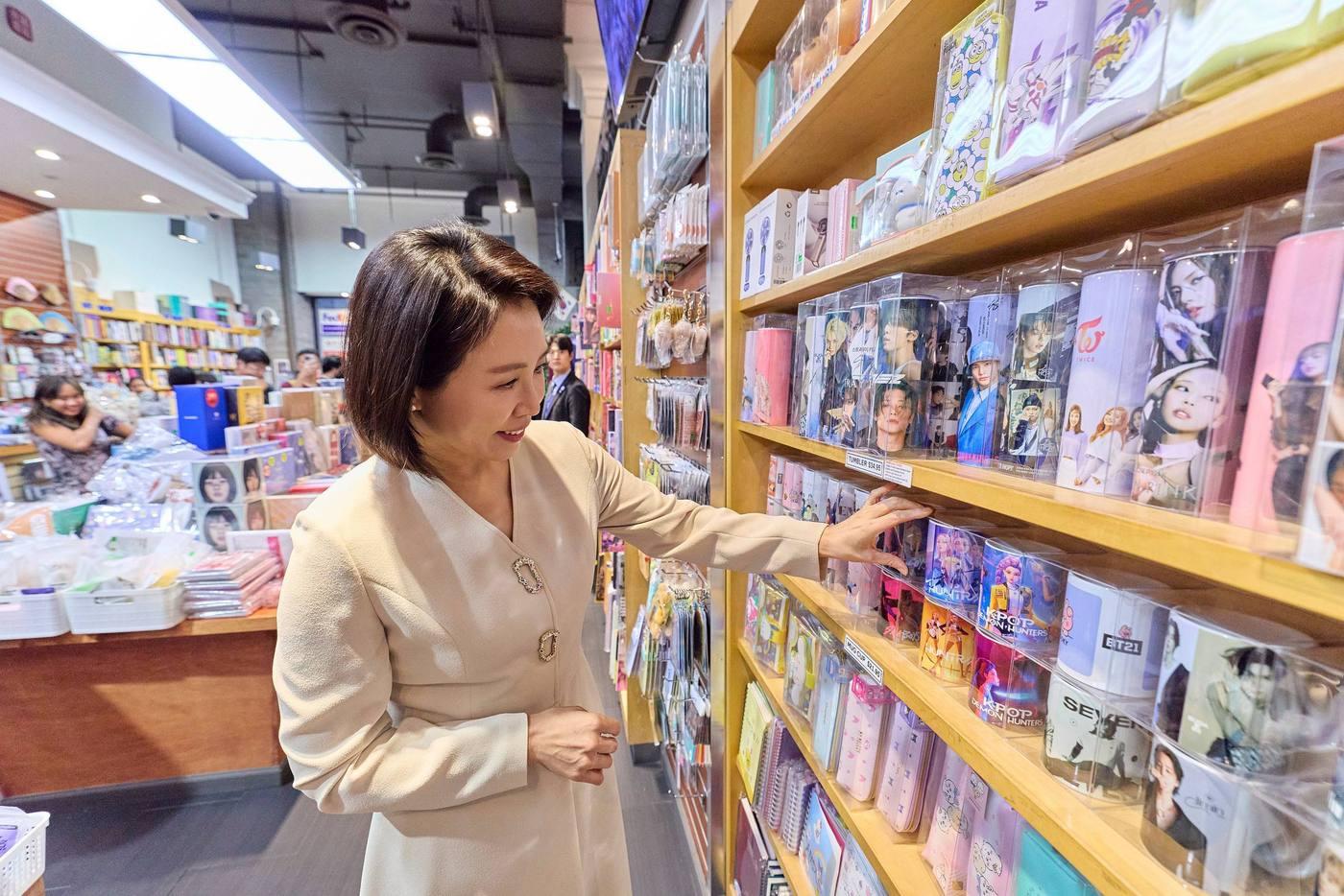 이재명 대통령 부인 김혜경 여사가 23일(현지시간) 미국 뉴욕 코리아타운의 반찬 가게, 마트, 서점을 방문했다. (대통령실 제공. 재판매 및 DB 금지) 2025.9.24/뉴스1