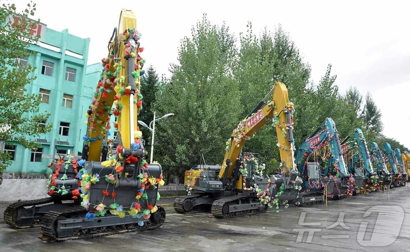 본문 이미지 - &#40;평양 노동신문=뉴스1&#41; = 북한 노동당 기관지 노동신문은 25일 김정은 당 총비서가 양강도의 농촌 건설에 필요한 굴착기들을 보냈다고 선전했다. [국내에서만 사용가능. 재배포 금지. DB 금지. For Use Only in the Republic of Korea. Redistribution Prohibited] rodongphoto@news1.kr