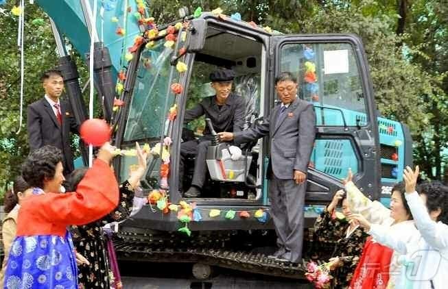 본문 이미지 - &#40;평양 노동신문=뉴스1&#41; = 북한 노동당 기관지 노동신문은 25일 김정은 당 총비서가 양강도의 농촌 건설에 필요한 굴착기들을 보냈다고 선전했다. [국내에서만 사용가능. 재배포 금지. DB 금지. For Use Only in the Republic of Korea. Redistribution Prohibited] rodongphoto@news1.kr