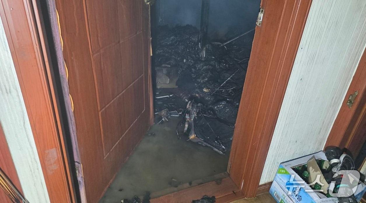 본문 이미지 - 안산시 상록구 수암동 다세대주택 화재 현장.&#40;경기도소방재난본부 제공. 재판매 및 DB금지&#41;